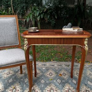 Mesa francesa estilo Luis XV