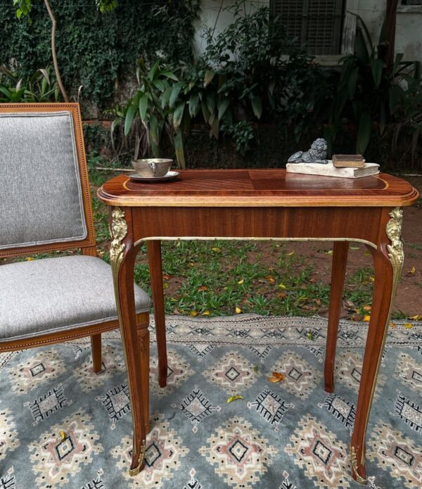 Mesa francesa estilo Luis XV