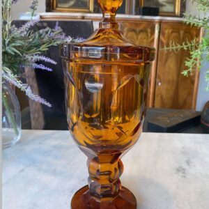 Cáliz con tapa de cristal tallado color ámbar