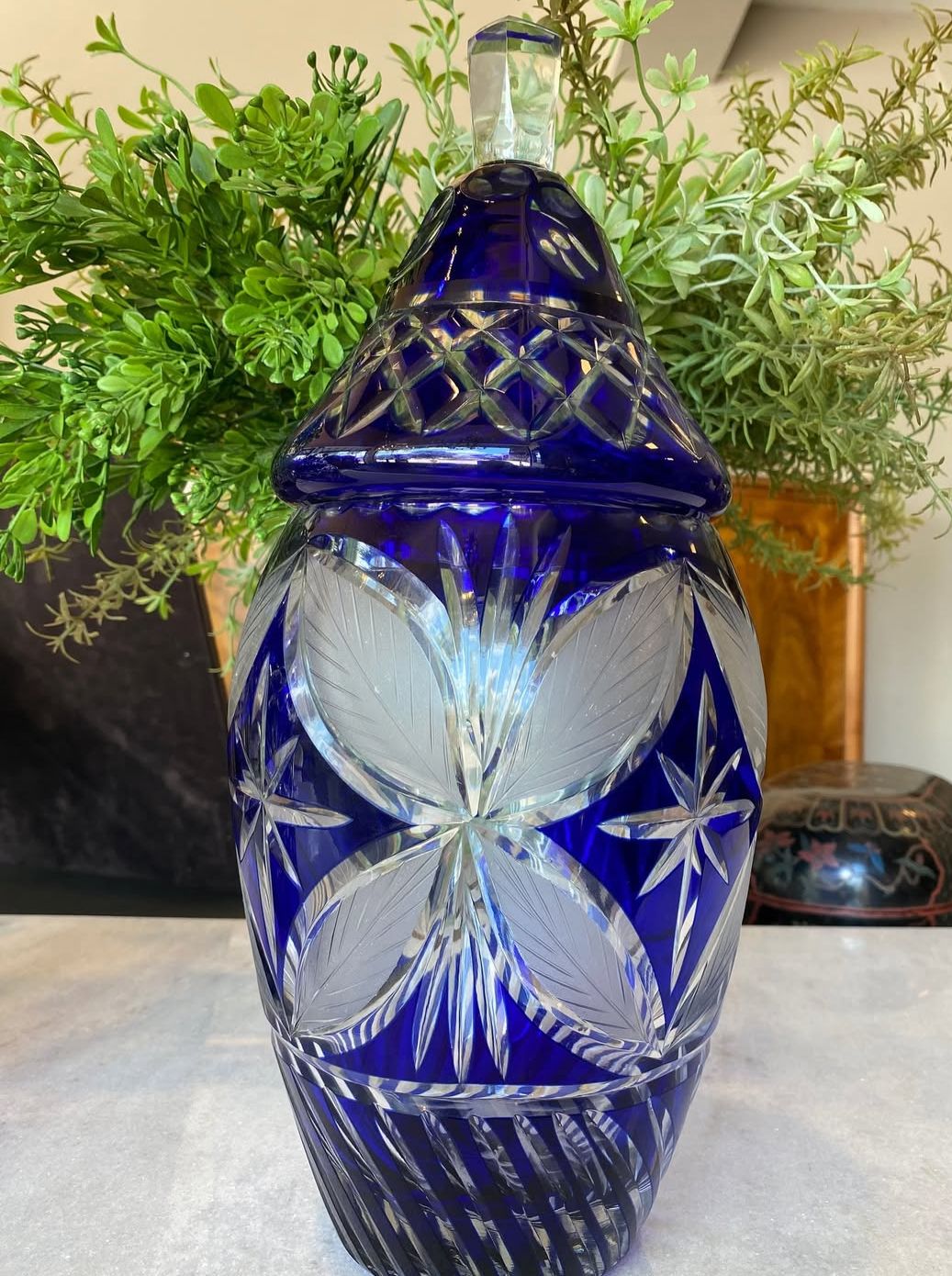 Jarrón en cristal azul con tapa