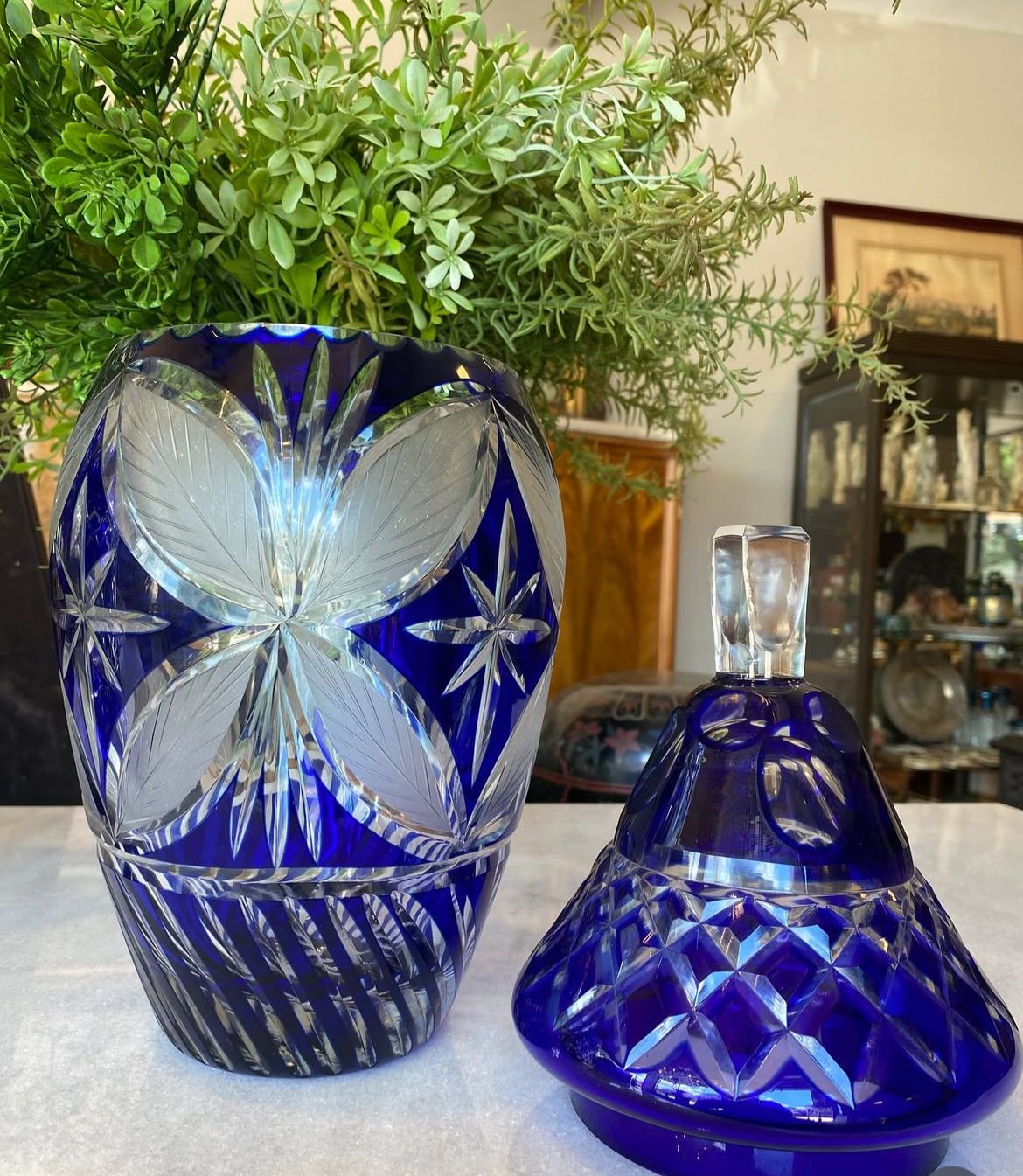 Jarrón en cristal azul con tapa