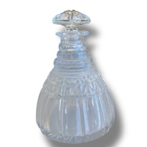 Licorera en cristal moldeado y tallado con tapón a juego
